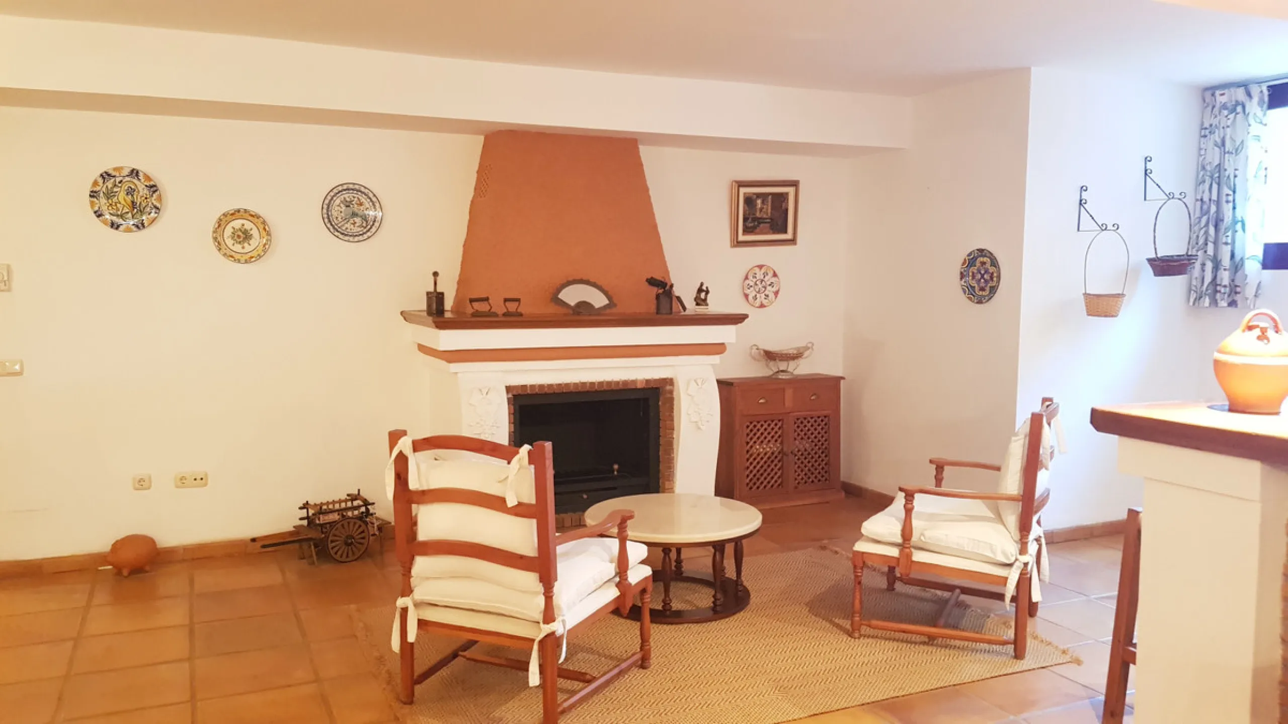 This comfortable and imposing property is located in the prestigious and secure community of Altos Reales with 24h security, manicured gardens, paddle courts and children's play area.