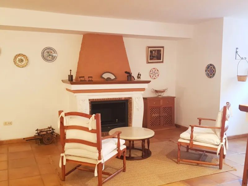 This comfortable and imposing property is located in the prestigious and secure community of Altos Reales with 24h security, manicured gardens, paddle courts and children's play area.