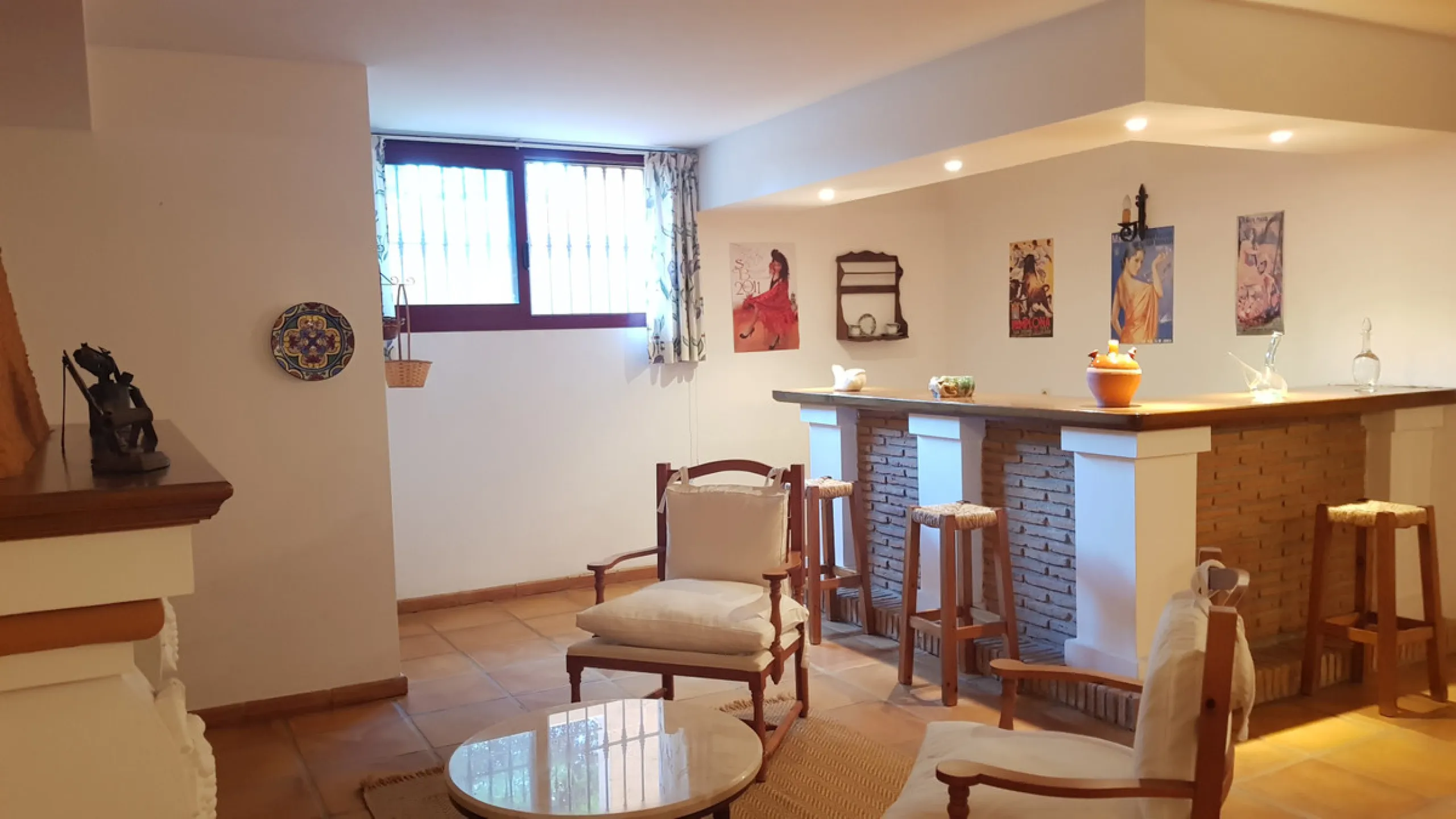 This comfortable and imposing property is located in the prestigious and secure community of Altos Reales with 24h security, manicured gardens, paddle courts and children's play area.