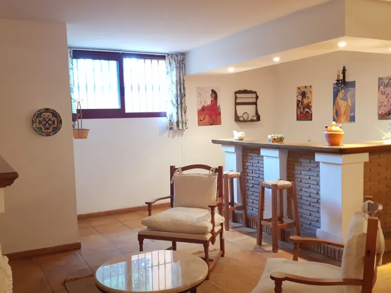 This comfortable and imposing property is located in the prestigious and secure community of Altos Reales with 24h security, manicured gardens, paddle courts and children's play area.