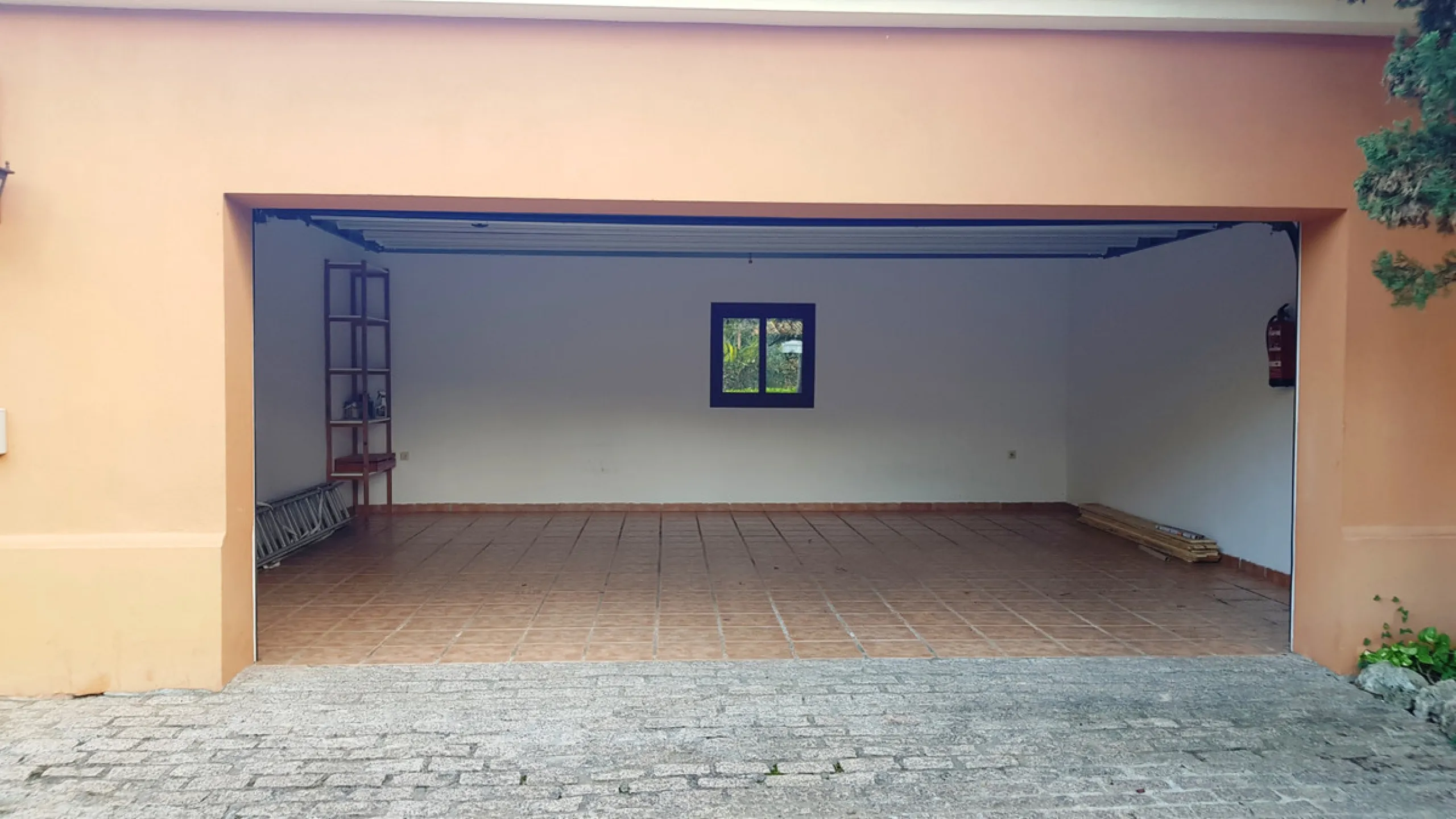 This comfortable and imposing property is located in the prestigious and secure community of Altos Reales with 24h security, manicured gardens, paddle courts and children's play area.