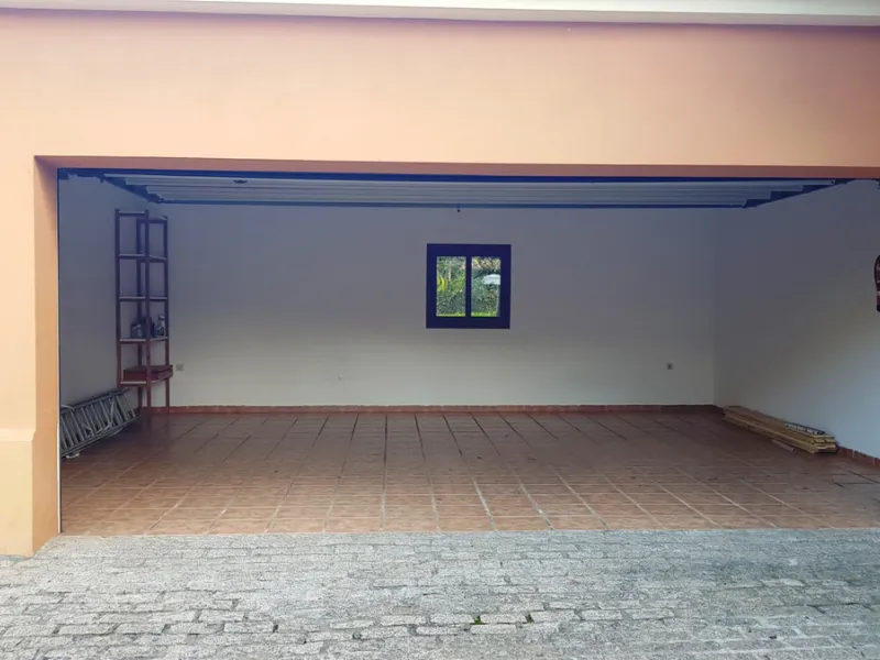 This comfortable and imposing property is located in the prestigious and secure community of Altos Reales with 24h security, manicured gardens, paddle courts and children's play area.