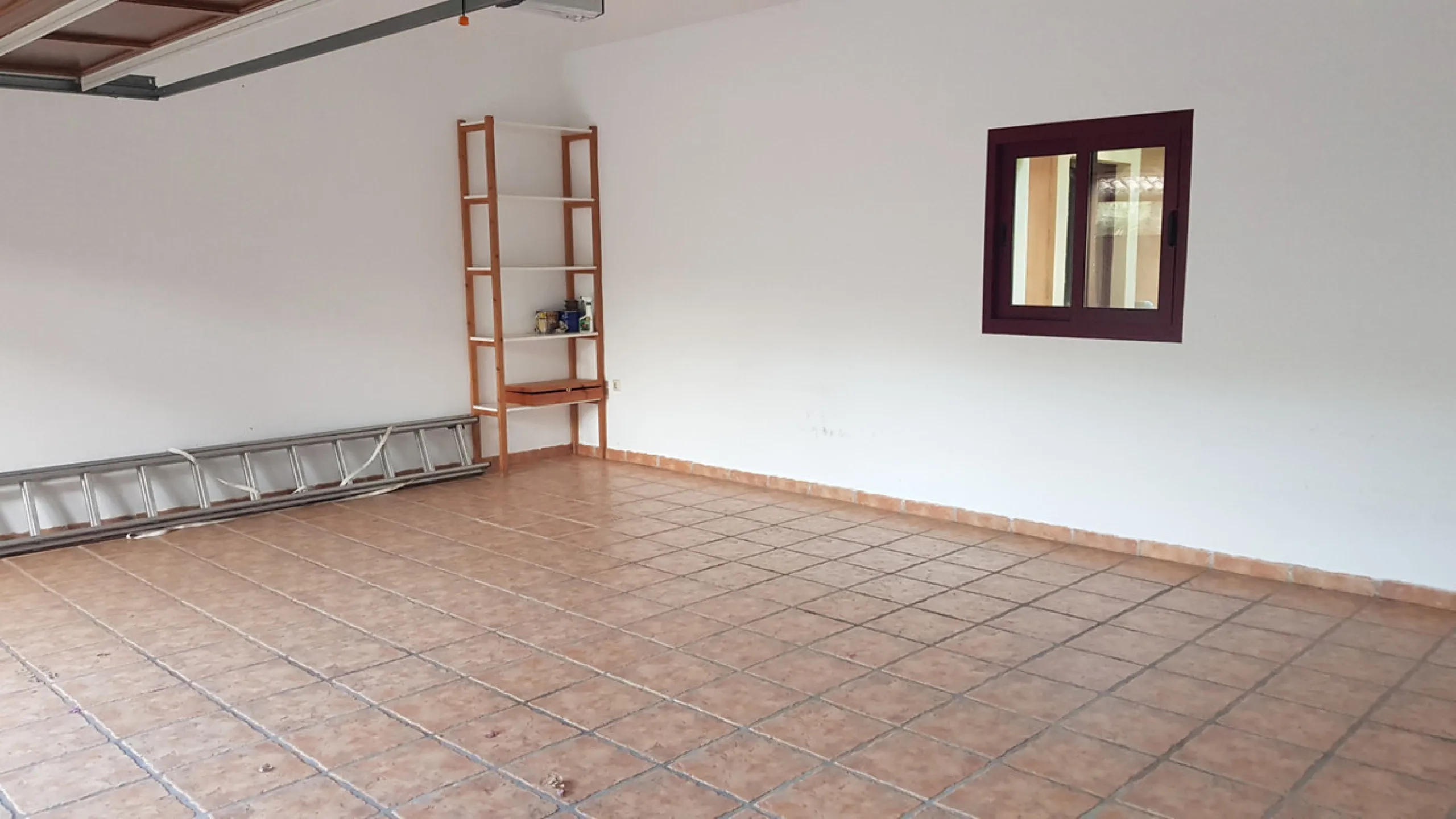 This comfortable and imposing property is located in the prestigious and secure community of Altos Reales with 24h security, manicured gardens, paddle courts and children's play area.