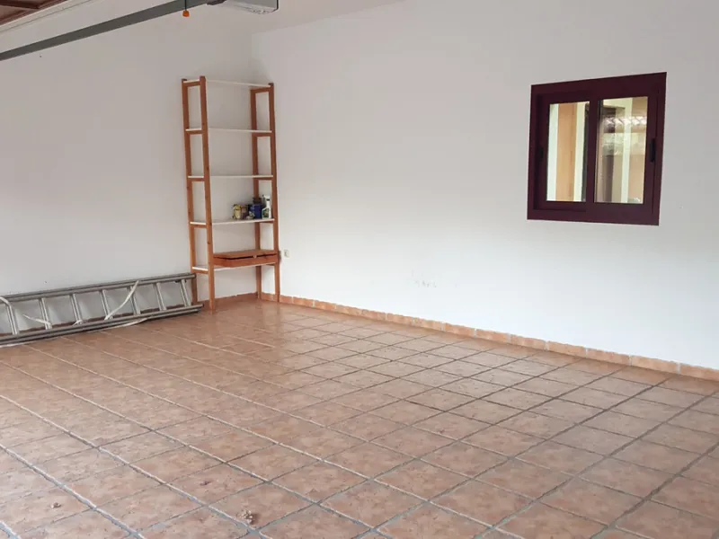 This comfortable and imposing property is located in the prestigious and secure community of Altos Reales with 24h security, manicured gardens, paddle courts and children's play area.