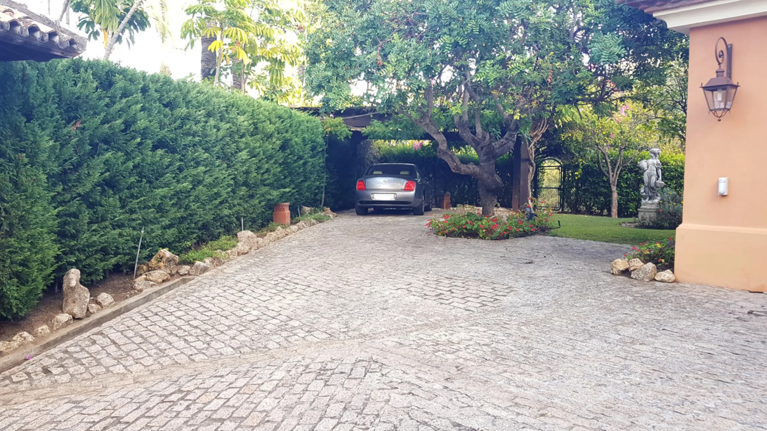 This comfortable and imposing property is located in the prestigious and secure community of Altos Reales with 24h security, manicured gardens, paddle courts and children's play area.