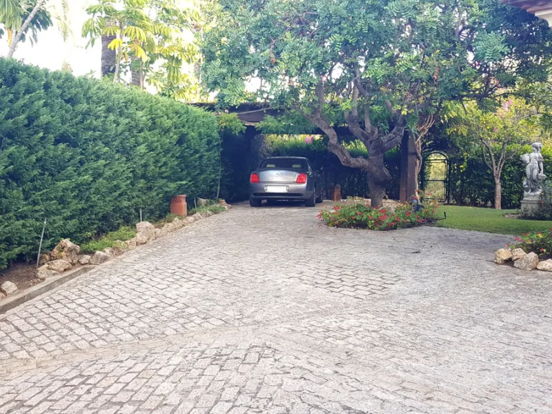 This comfortable and imposing property is located in the prestigious and secure community of Altos Reales with 24h security, manicured gardens, paddle courts and children's play area.