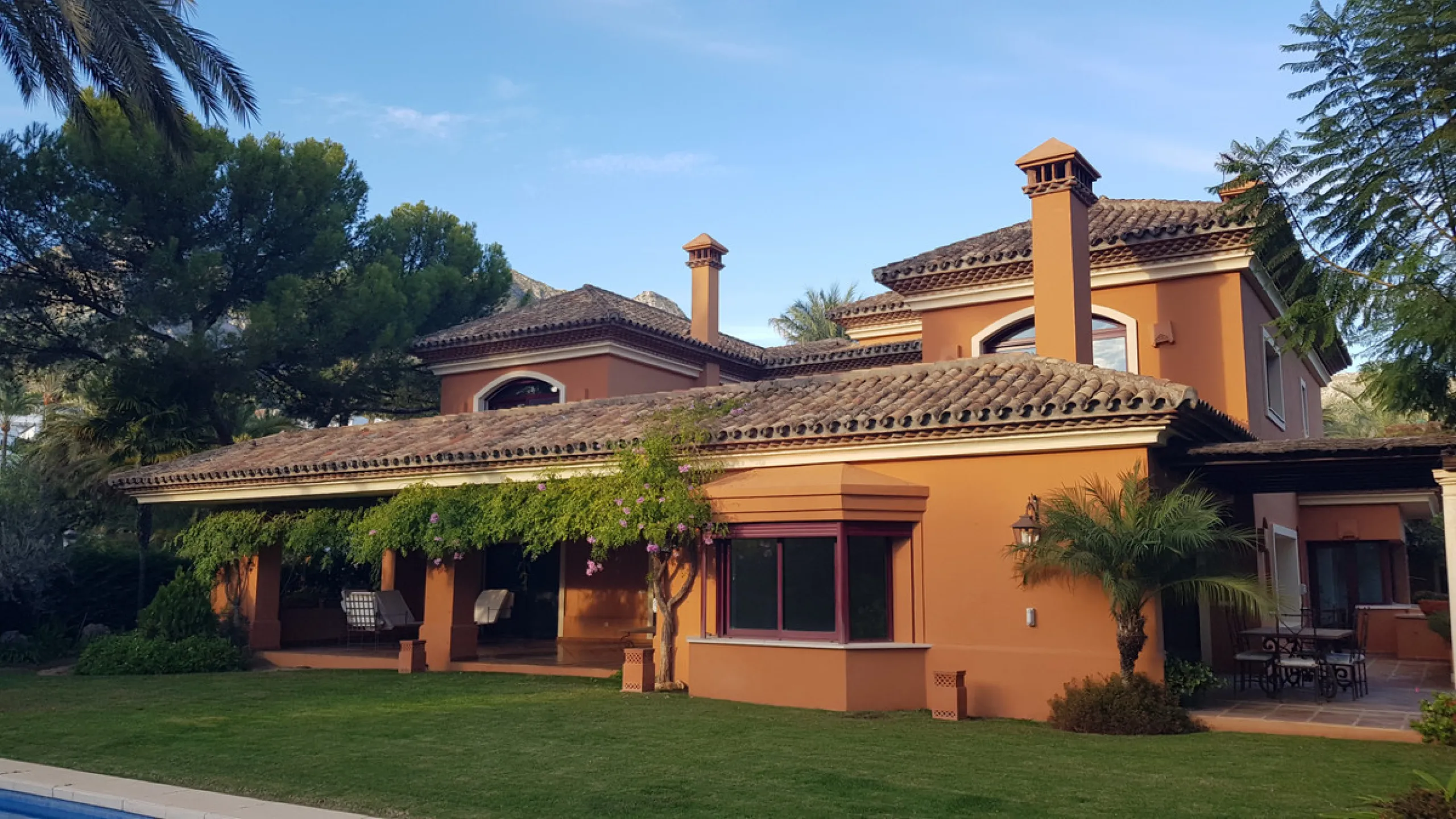 This comfortable and imposing property is located in the prestigious and secure community of Altos Reales with 24h security, manicured gardens, paddle courts and children's play area.