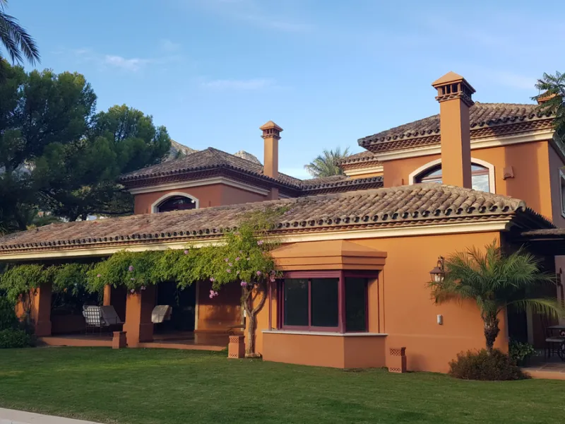 This comfortable and imposing property is located in the prestigious and secure community of Altos Reales with 24h security, manicured gardens, paddle courts and children's play area.