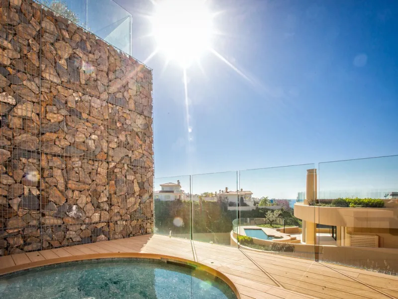 Spacious and luxurious 2-bedroom apartment in Las Lomas del Higuerón, located in one of the best areas of Fuengirola, offering stunning panoramic sea views. A true icon of luxury and design on the Costa del Sol.