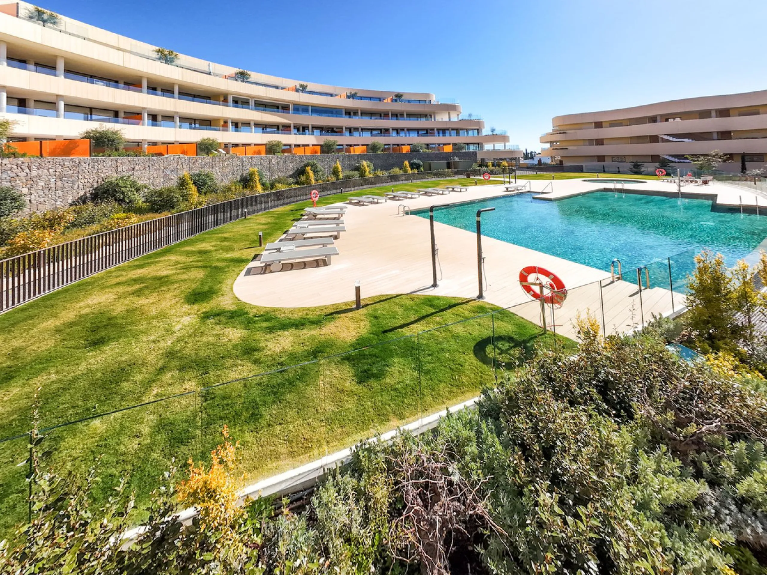Apartment - Ground Floor Apartment в продаже в Fuengirola, Málaga. В доме 2 спален и 2 ванных комнат. Площадь дома 90 м². Площадь участка 63 м²