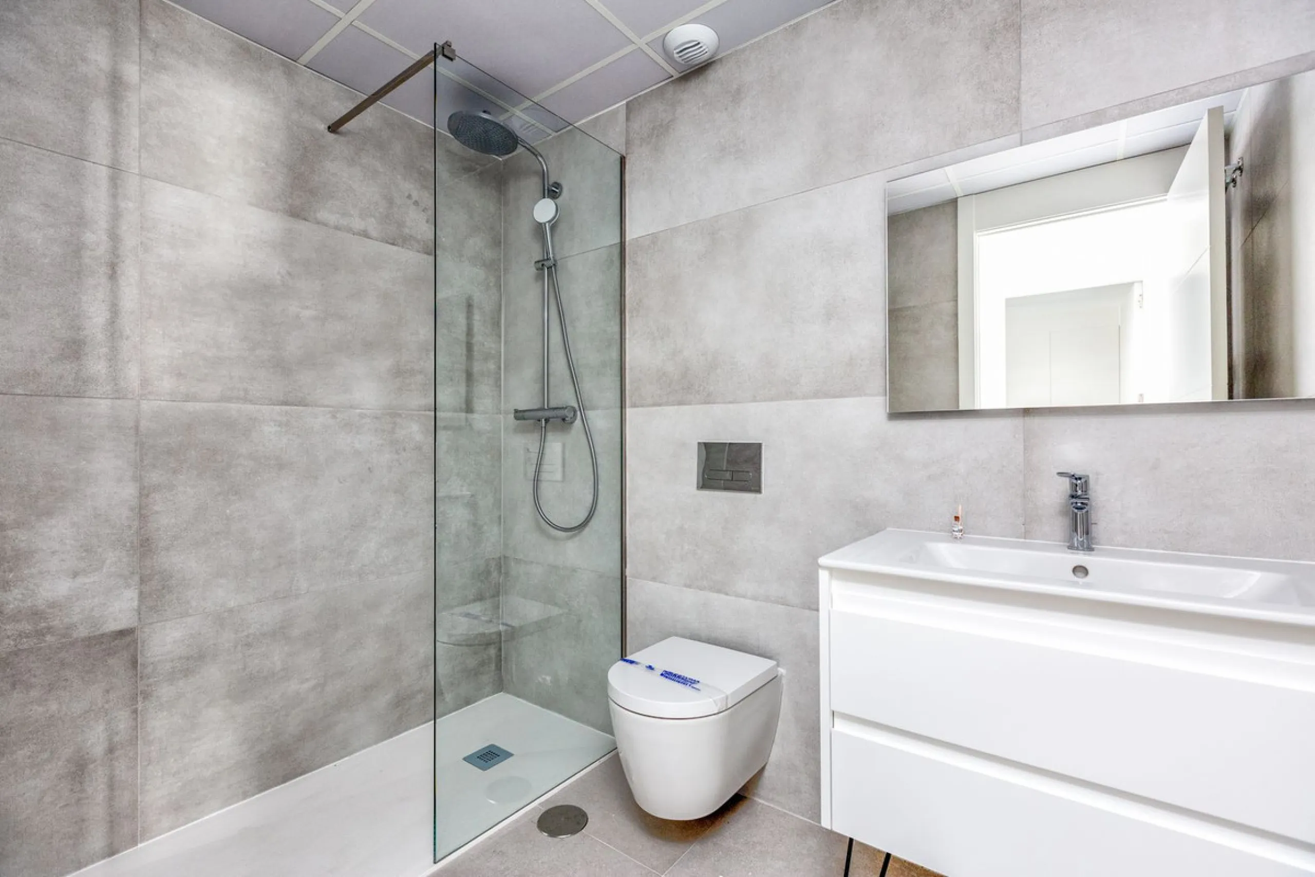 Apartment - Middle Floor Apartment в продаже в Torremolinos, Málaga. В доме 2 спален и 2 ванных комнат. Площадь дома 110 м²