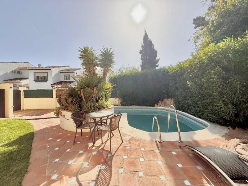 Semi-detached villa with great potential in La Sierrezuela Urbanization, Fuengirola