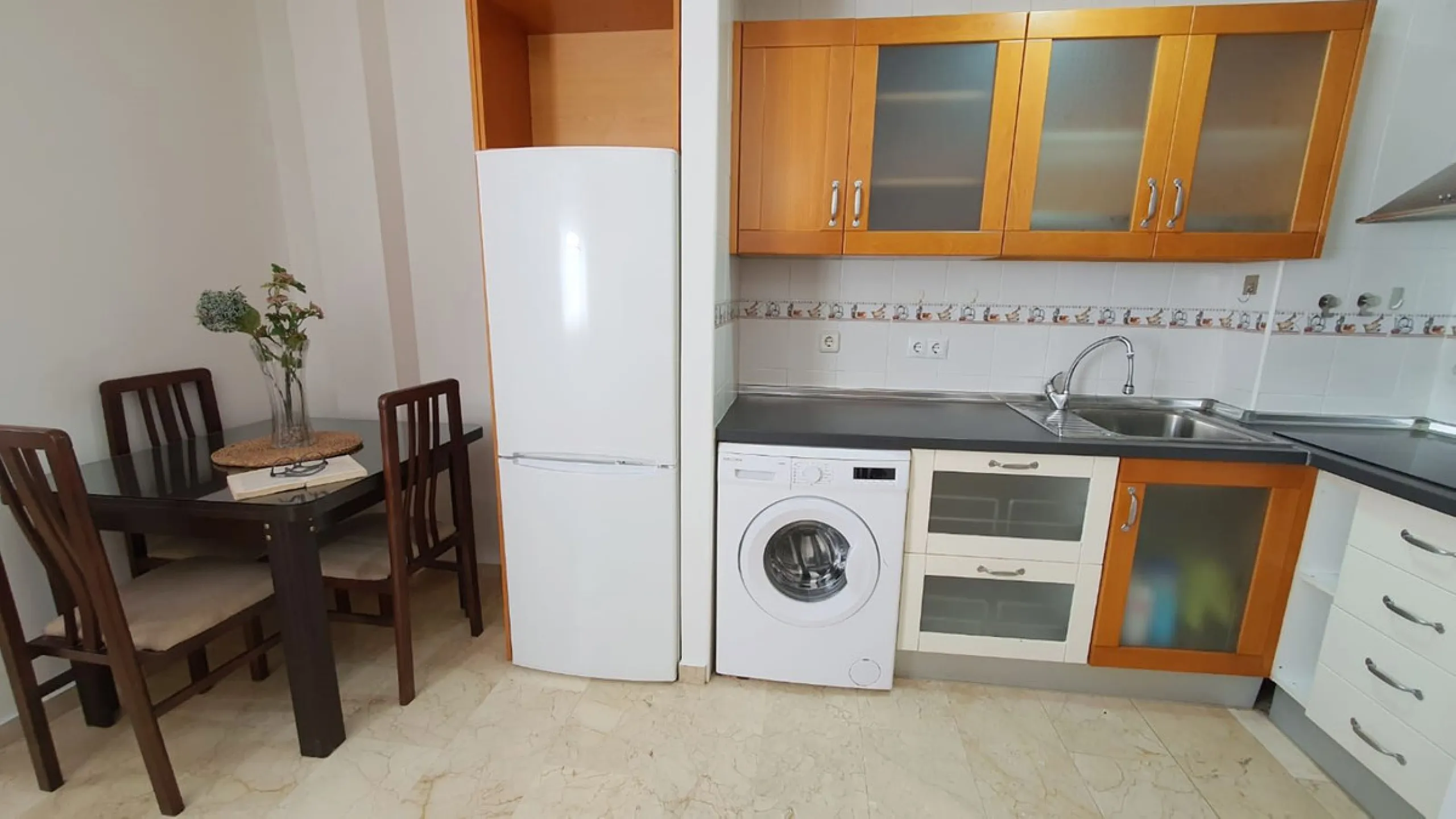 Third line beach cozy apartment in a quite and private street in the centre of Fuengirola. It is a very tranquil street as only residents can go in as you have to register your plate number in the townhall. The property has a modern open plan layout and o