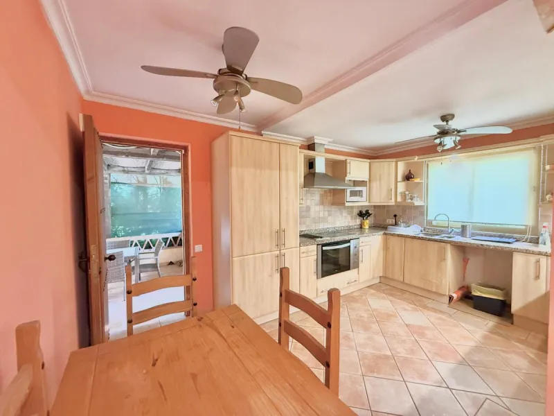 Semi-detached villa with great potential in La Sierrezuela Urbanization, Fuengirola