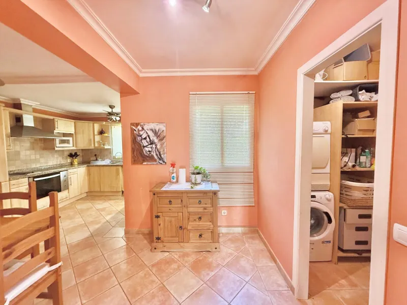 Semi-detached villa with great potential in La Sierrezuela Urbanization, Fuengirola