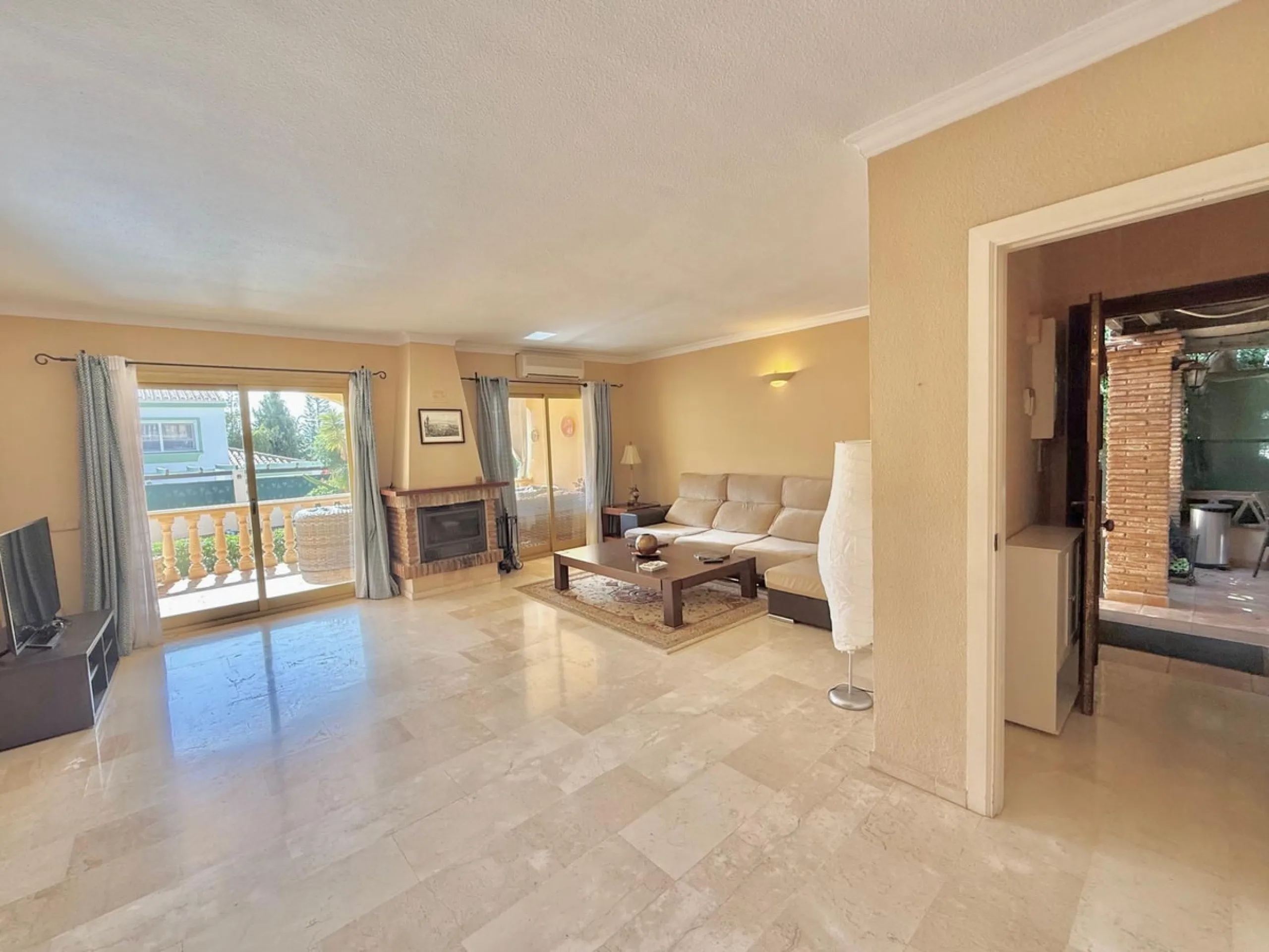 Semi-detached villa with great potential in La Sierrezuela Urbanization, Fuengirola
