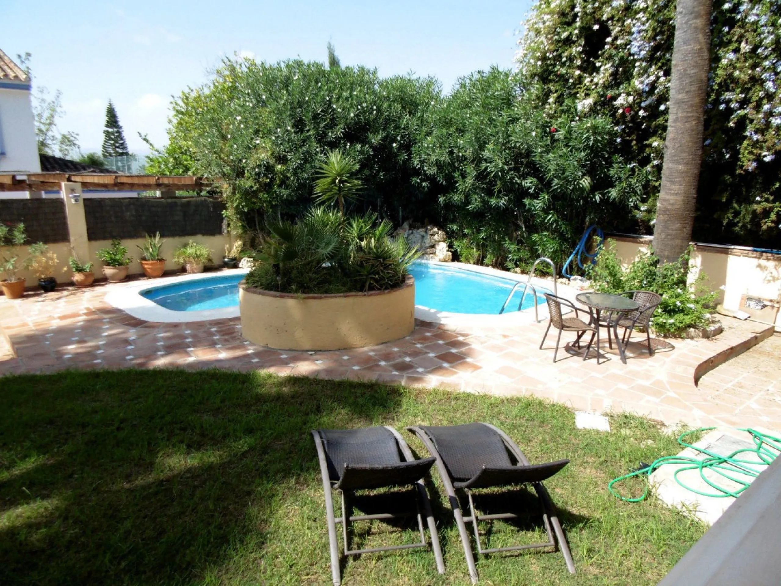 Semi-detached villa with great potential in La Sierrezuela Urbanization, Fuengirola