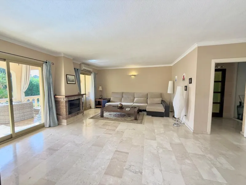 Semi-detached villa with great potential in La Sierrezuela Urbanization, Fuengirola