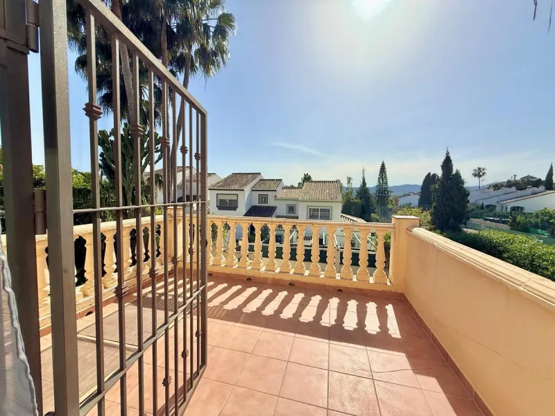 Semi-detached villa with great potential in La Sierrezuela Urbanization, Fuengirola