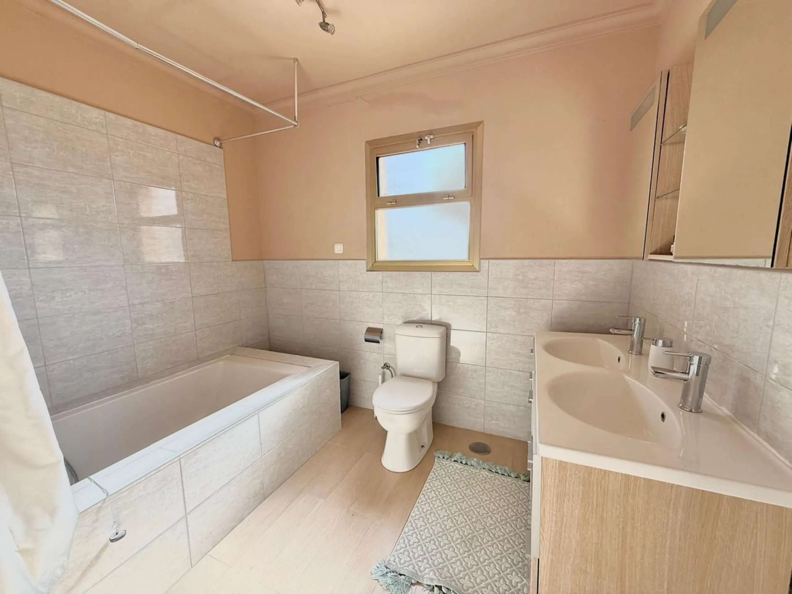 Semi-detached villa with great potential in La Sierrezuela Urbanization, Fuengirola