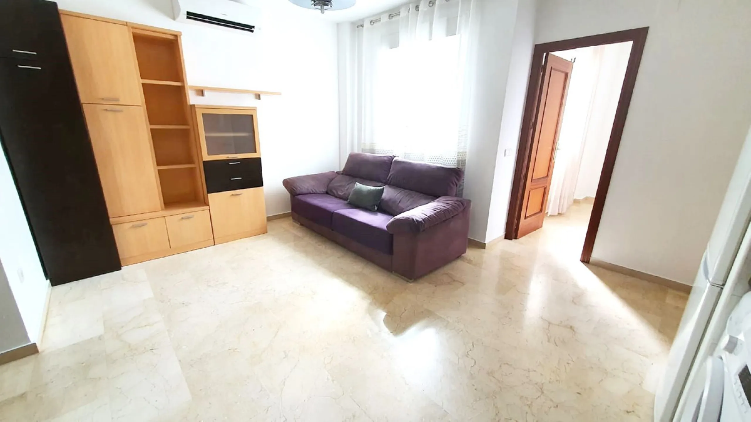 Third line beach cozy apartment in a quite and private street in the centre of Fuengirola. It is a very tranquil street as only residents can go in as you have to register your plate number in the townhall. The property has a modern open plan layout and o