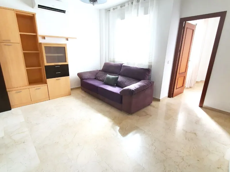 Third line beach cozy apartment in a quite and private street in the centre of Fuengirola. It is a very tranquil street as only residents can go in as you have to register your plate number in the townhall. The property has a modern open plan layout and o