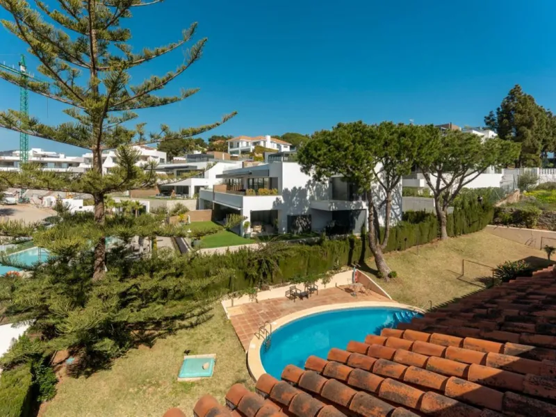Fabulous location, fabulous house, fabulous views!!!  This semi detached newly refurbished property is located   in Artola Alta, Marbella...just a short walk into the pretty marina of Cabopino, with its luxury yachts, bars, restaurants and famous sandy be