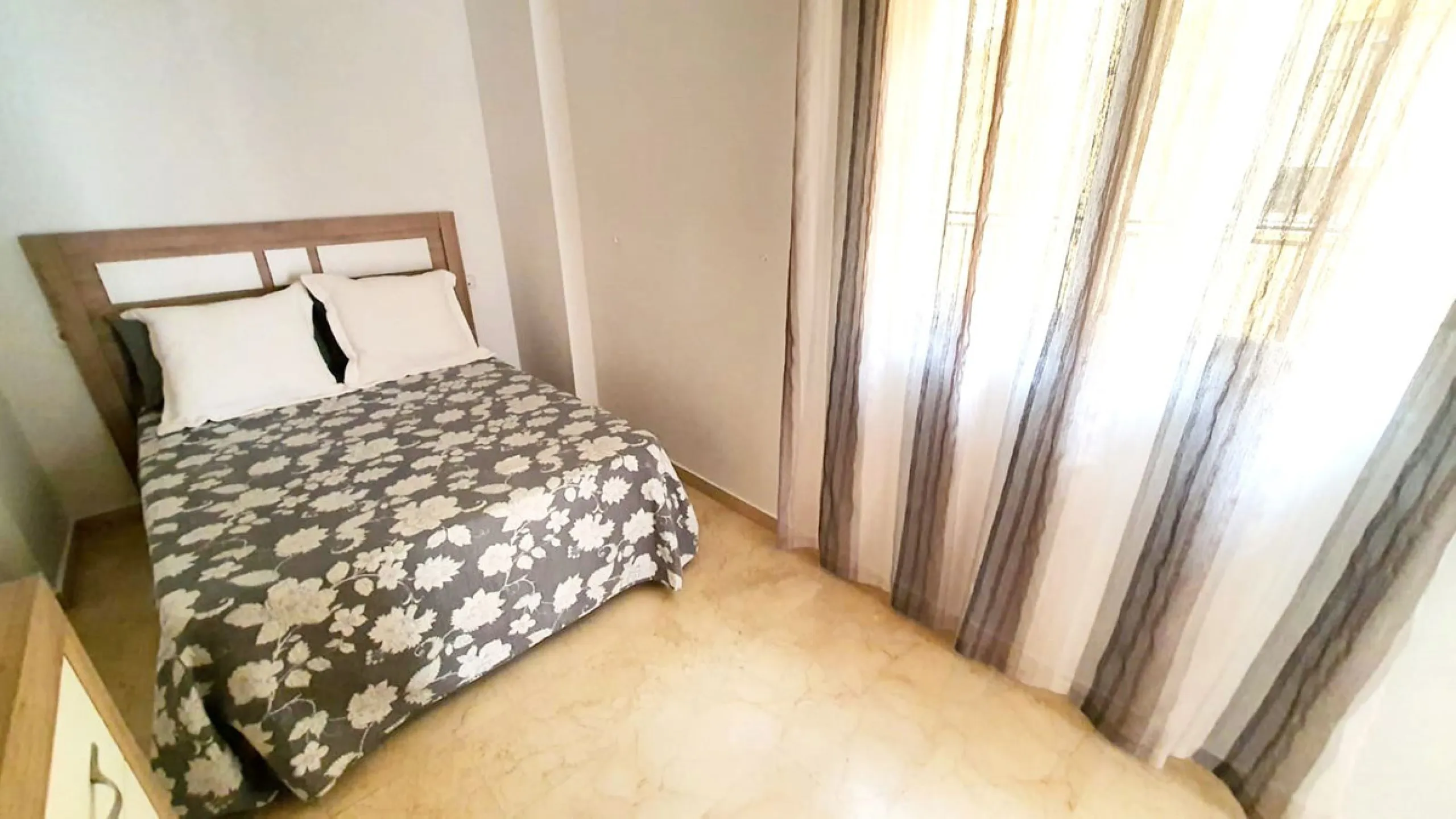 Third line beach cozy apartment in a quite and private street in the centre of Fuengirola. It is a very tranquil street as only residents can go in as you have to register your plate number in the townhall. The property has a modern open plan layout and o