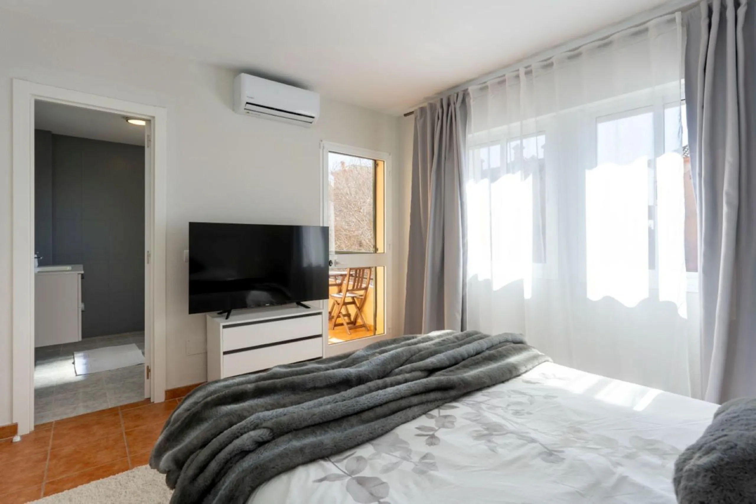 Fabulous location, fabulous house, fabulous views!!!  This semi detached newly refurbished property is located   in Artola Alta, Marbella...just a short walk into the pretty marina of Cabopino, with its luxury yachts, bars, restaurants and famous sandy be