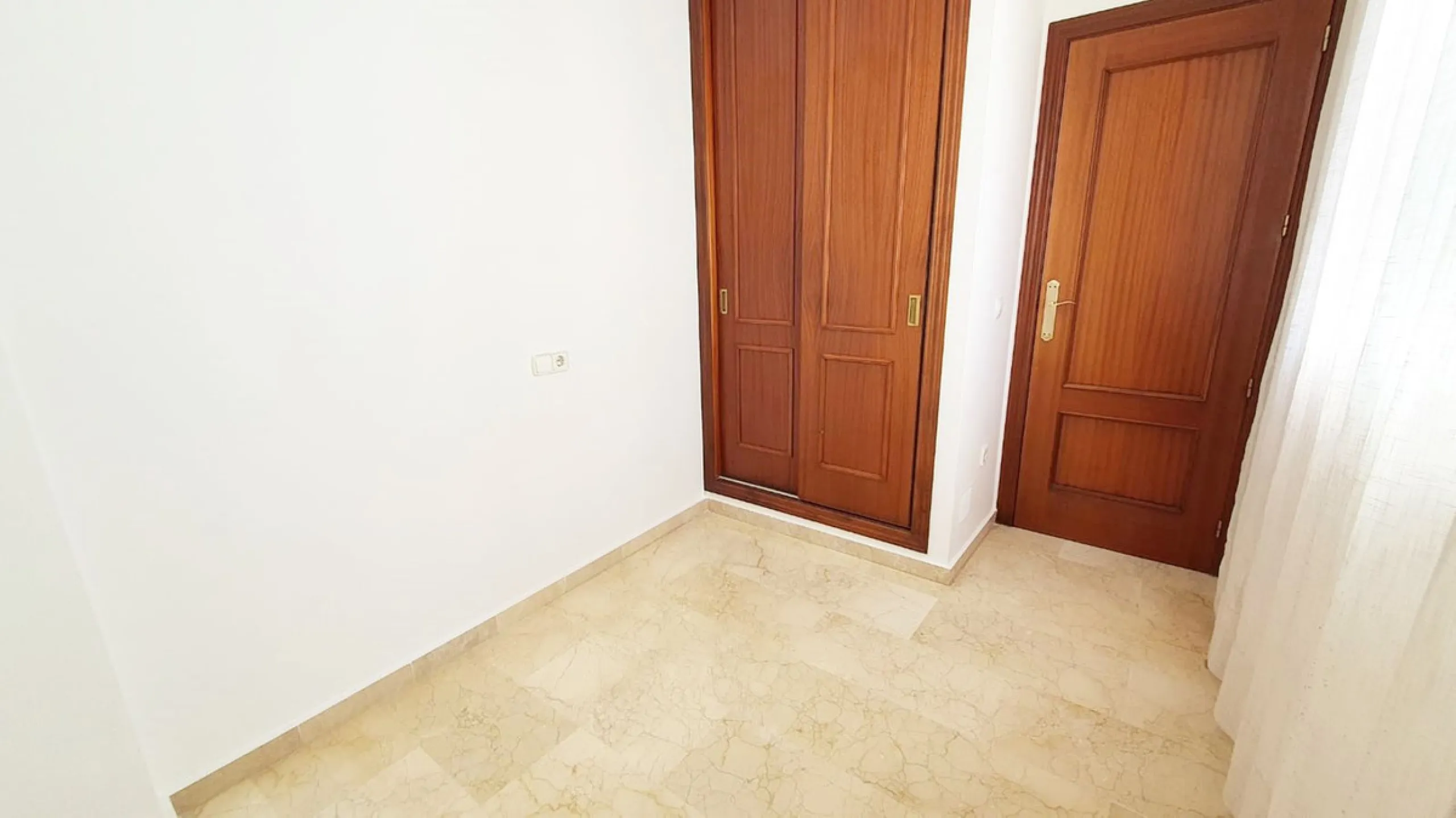 Third line beach cozy apartment in a quite and private street in the centre of Fuengirola. It is a very tranquil street as only residents can go in as you have to register your plate number in the townhall. The property has a modern open plan layout and o