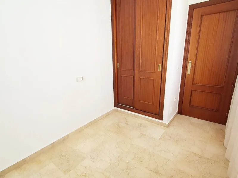 Third line beach cozy apartment in a quite and private street in the centre of Fuengirola. It is a very tranquil street as only residents can go in as you have to register your plate number in the townhall. The property has a modern open plan layout and o