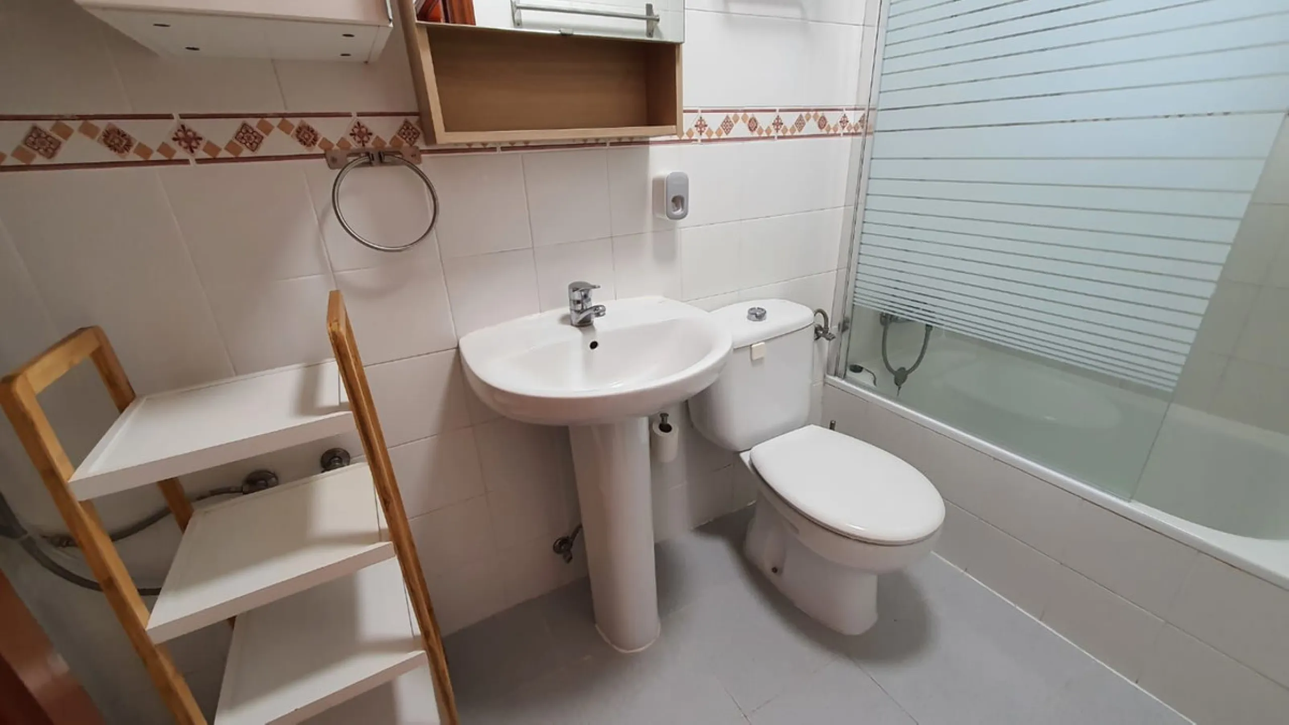 Third line beach cozy apartment in a quite and private street in the centre of Fuengirola. It is a very tranquil street as only residents can go in as you have to register your plate number in the townhall. The property has a modern open plan layout and o