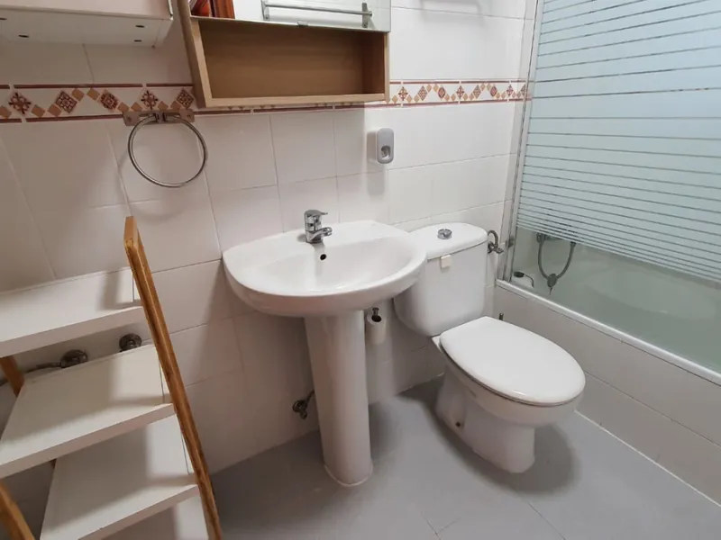 Third line beach cozy apartment in a quite and private street in the centre of Fuengirola. It is a very tranquil street as only residents can go in as you have to register your plate number in the townhall. The property has a modern open plan layout and o