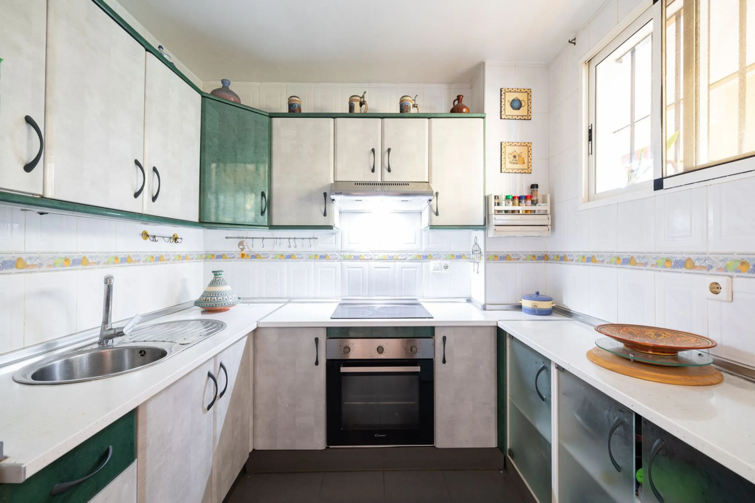 Apartment - Middle Floor Apartment в продаже в Fuengirola, Málaga. В доме 2 спален и 2 ванных комнат. Площадь дома 75 м²