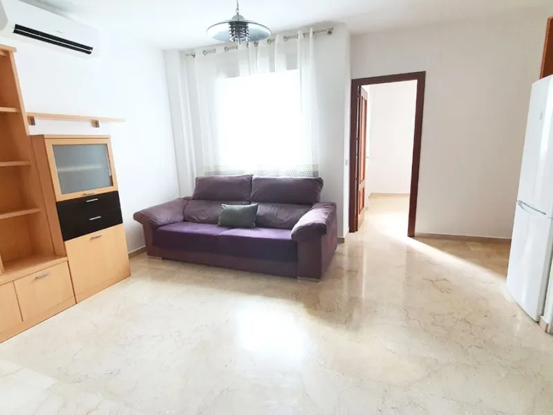 Third line beach cozy apartment in a quite and private street in the centre of Fuengirola. It is a very tranquil street as only residents can go in as you have to register your plate number in the townhall. The property has a modern open plan layout and o