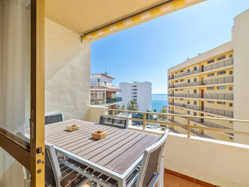 Discover your new home just a few steps from the sea! This spectacular flat for sale, with a surface area of 207 m², offers everything you need to enjoy a comfortable and relaxing life. Located in a privileged area, close to all services, this property ha