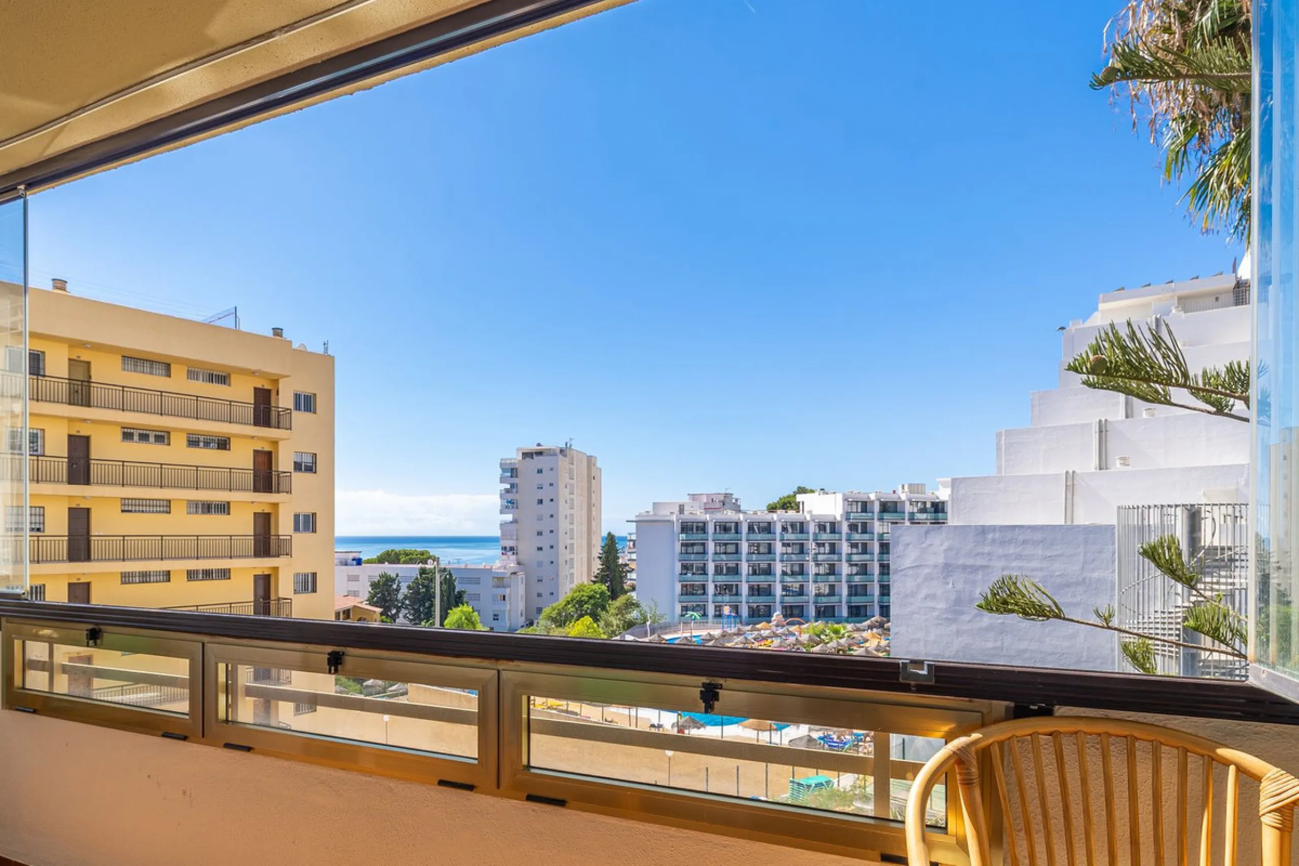 Discover your new home just a few steps from the sea! This spectacular flat for sale, with a surface area of 207 m², offers everything you need to enjoy a comfortable and relaxing life. Located in a privileged area, close to all services, this property ha