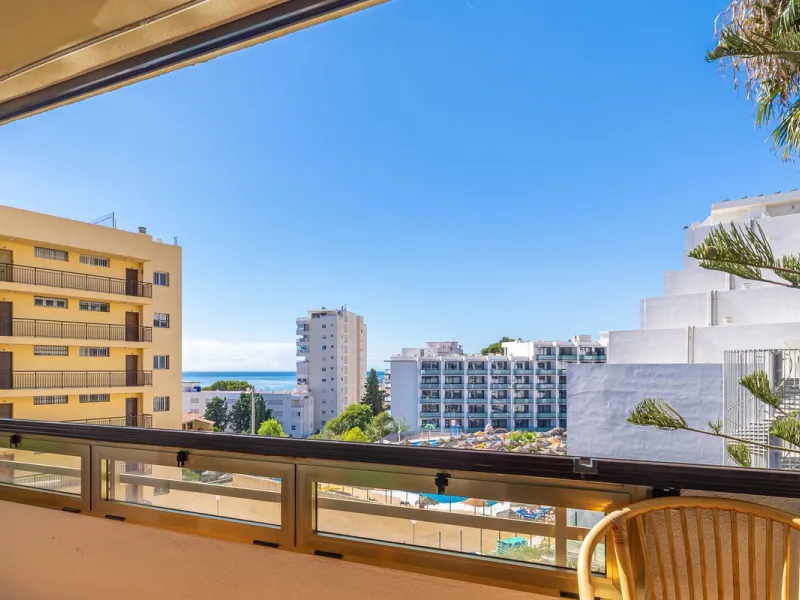 Discover your new home just a few steps from the sea! This spectacular flat for sale, with a surface area of 207 m², offers everything you need to enjoy a comfortable and relaxing life. Located in a privileged area, close to all services, this property ha