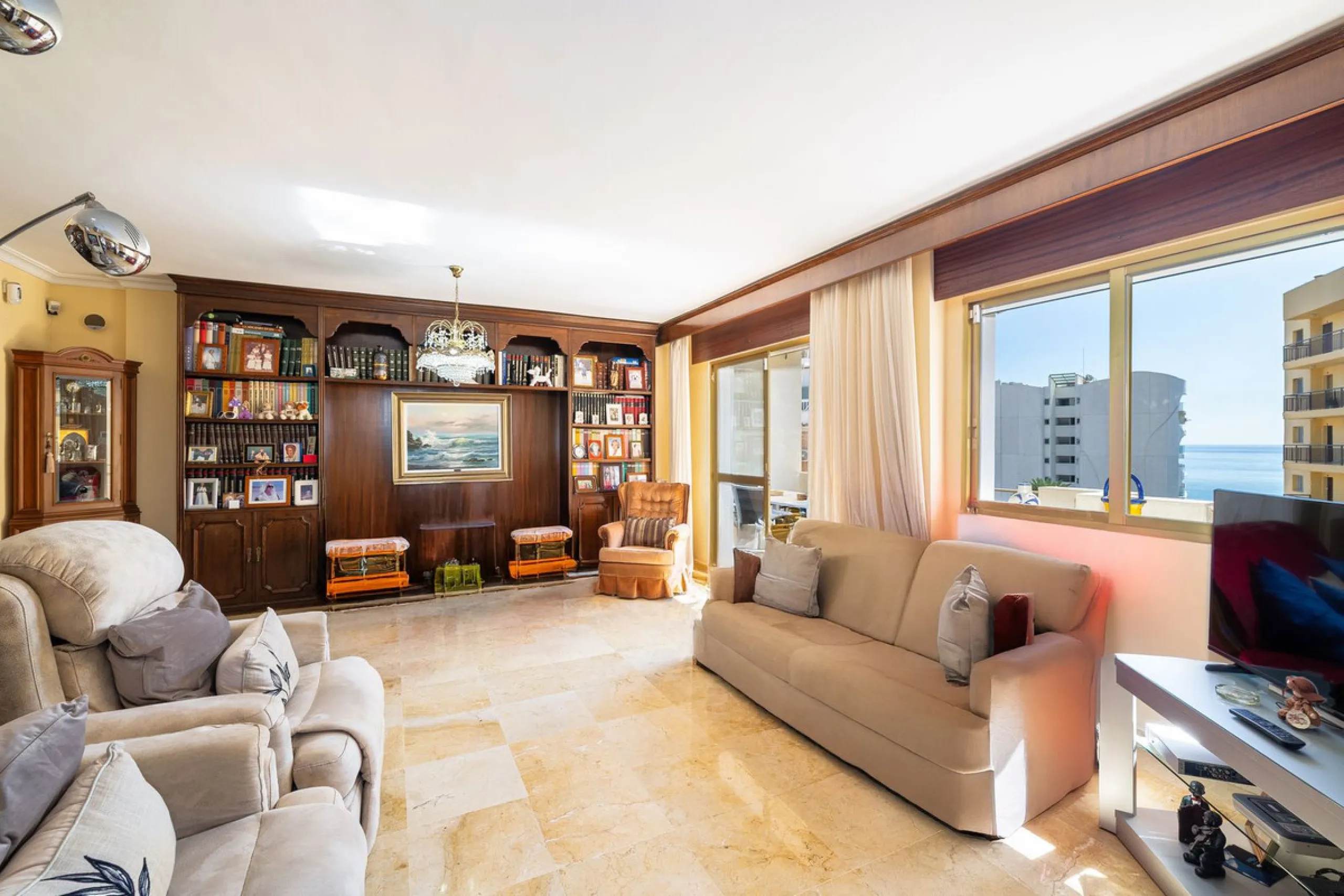 Discover your new home just a few steps from the sea! This spectacular flat for sale, with a surface area of 207 m², offers everything you need to enjoy a comfortable and relaxing life. Located in a privileged area, close to all services, this property ha
