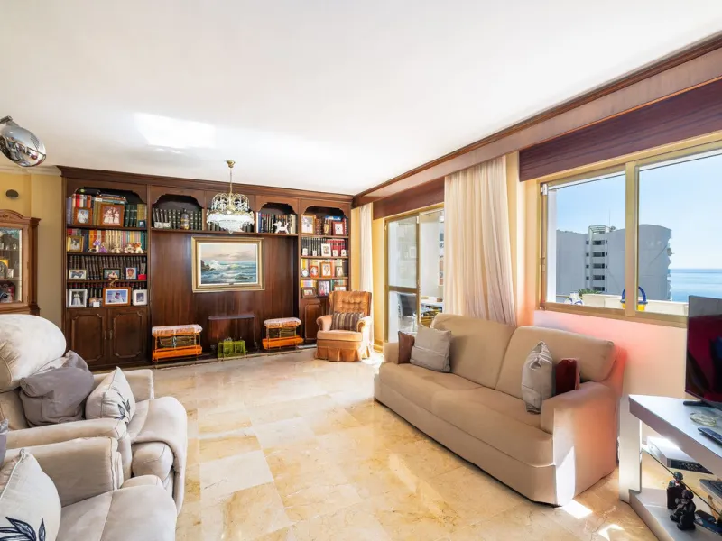 Discover your new home just a few steps from the sea! This spectacular flat for sale, with a surface area of 207 m², offers everything you need to enjoy a comfortable and relaxing life. Located in a privileged area, close to all services, this property ha