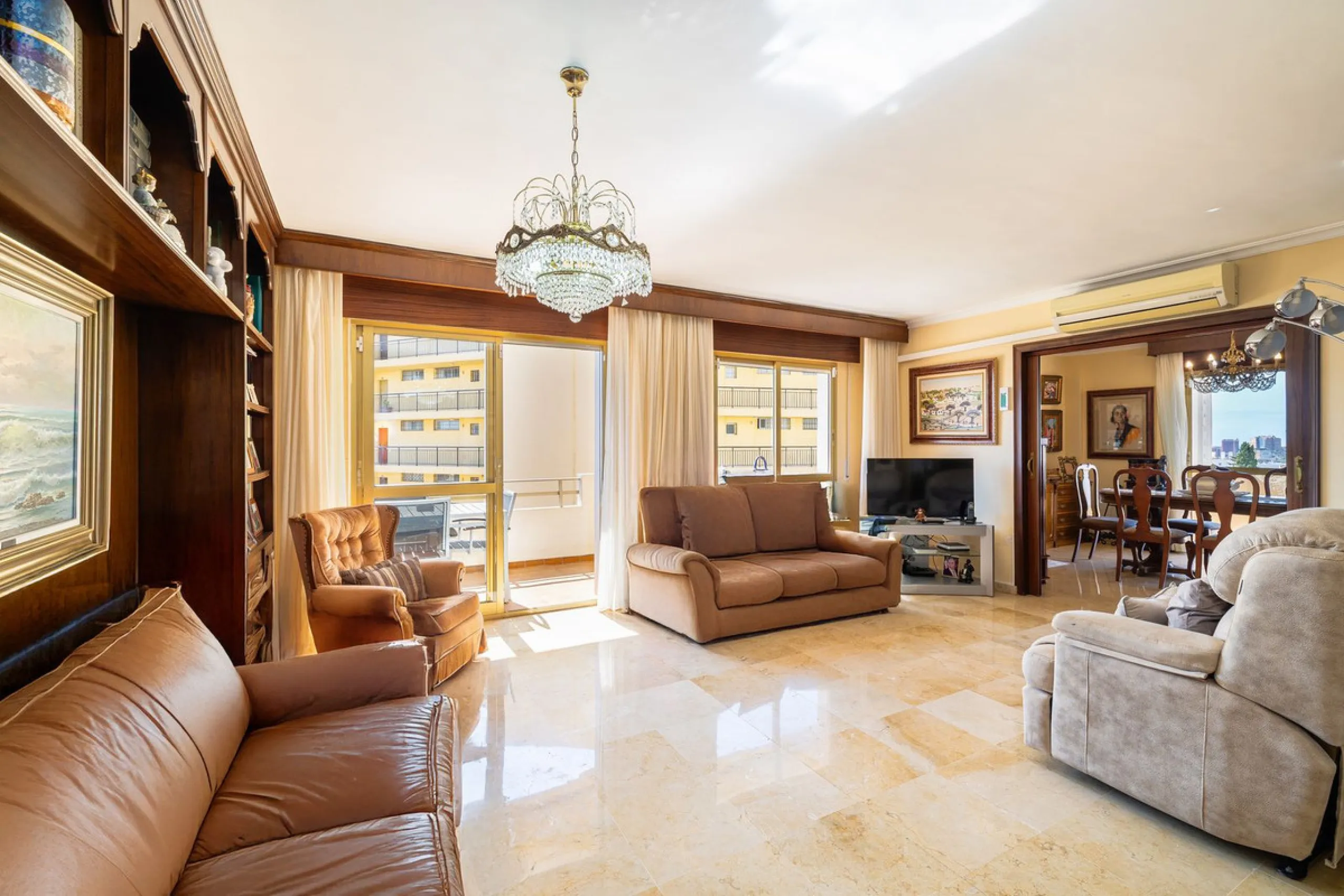 Discover your new home just a few steps from the sea! This spectacular flat for sale, with a surface area of 207 m², offers everything you need to enjoy a comfortable and relaxing life. Located in a privileged area, close to all services, this property ha