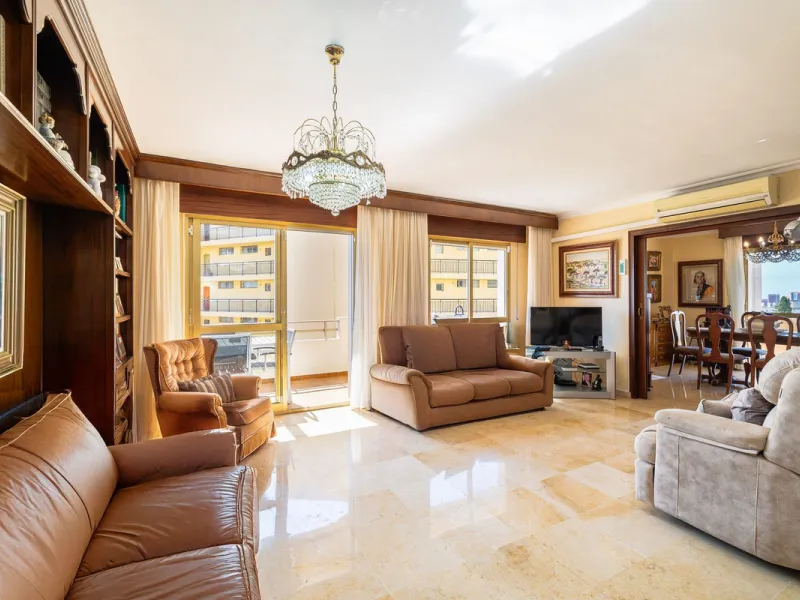 Discover your new home just a few steps from the sea! This spectacular flat for sale, with a surface area of 207 m², offers everything you need to enjoy a comfortable and relaxing life. Located in a privileged area, close to all services, this property ha