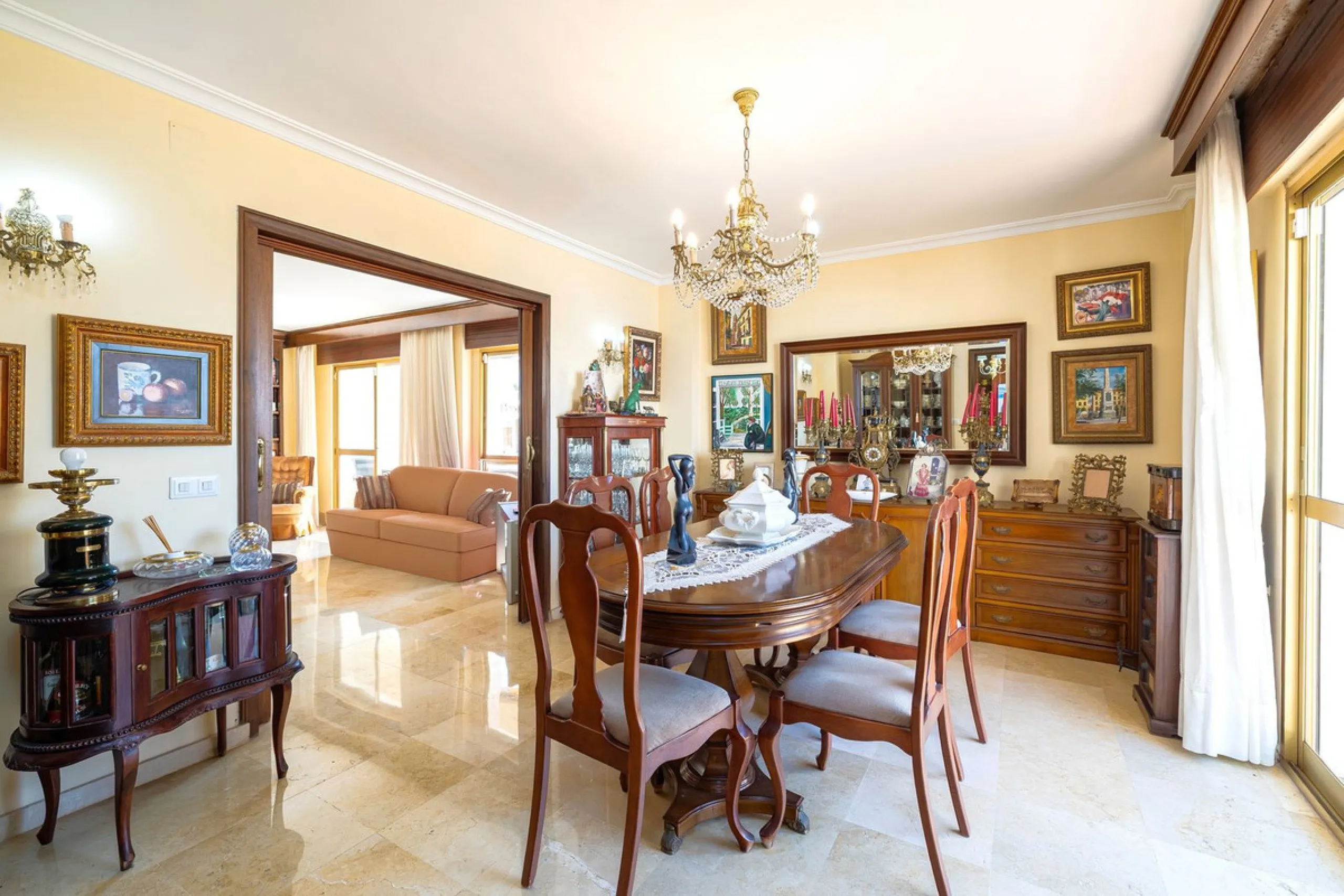 Discover your new home just a few steps from the sea! This spectacular flat for sale, with a surface area of 207 m², offers everything you need to enjoy a comfortable and relaxing life. Located in a privileged area, close to all services, this property ha
