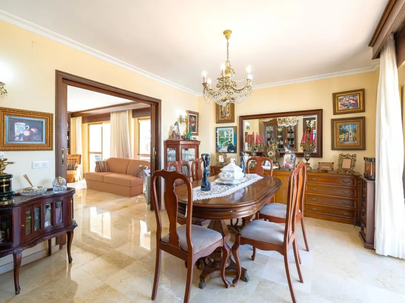 Discover your new home just a few steps from the sea! This spectacular flat for sale, with a surface area of 207 m², offers everything you need to enjoy a comfortable and relaxing life. Located in a privileged area, close to all services, this property ha