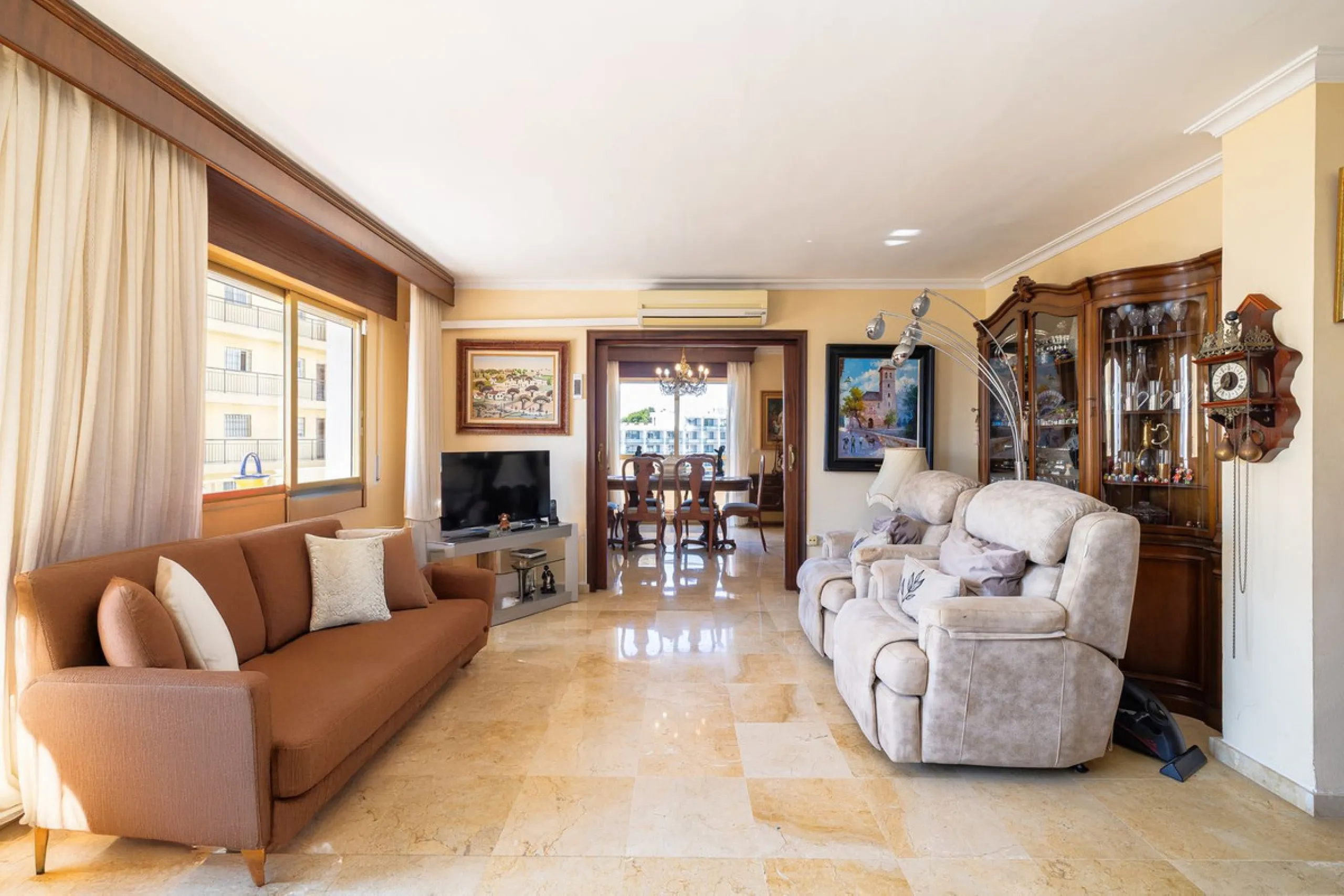 Discover your new home just a few steps from the sea! This spectacular flat for sale, with a surface area of 207 m², offers everything you need to enjoy a comfortable and relaxing life. Located in a privileged area, close to all services, this property ha