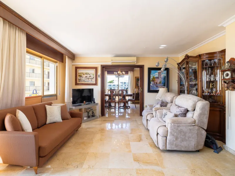 Discover your new home just a few steps from the sea! This spectacular flat for sale, with a surface area of 207 m², offers everything you need to enjoy a comfortable and relaxing life. Located in a privileged area, close to all services, this property ha