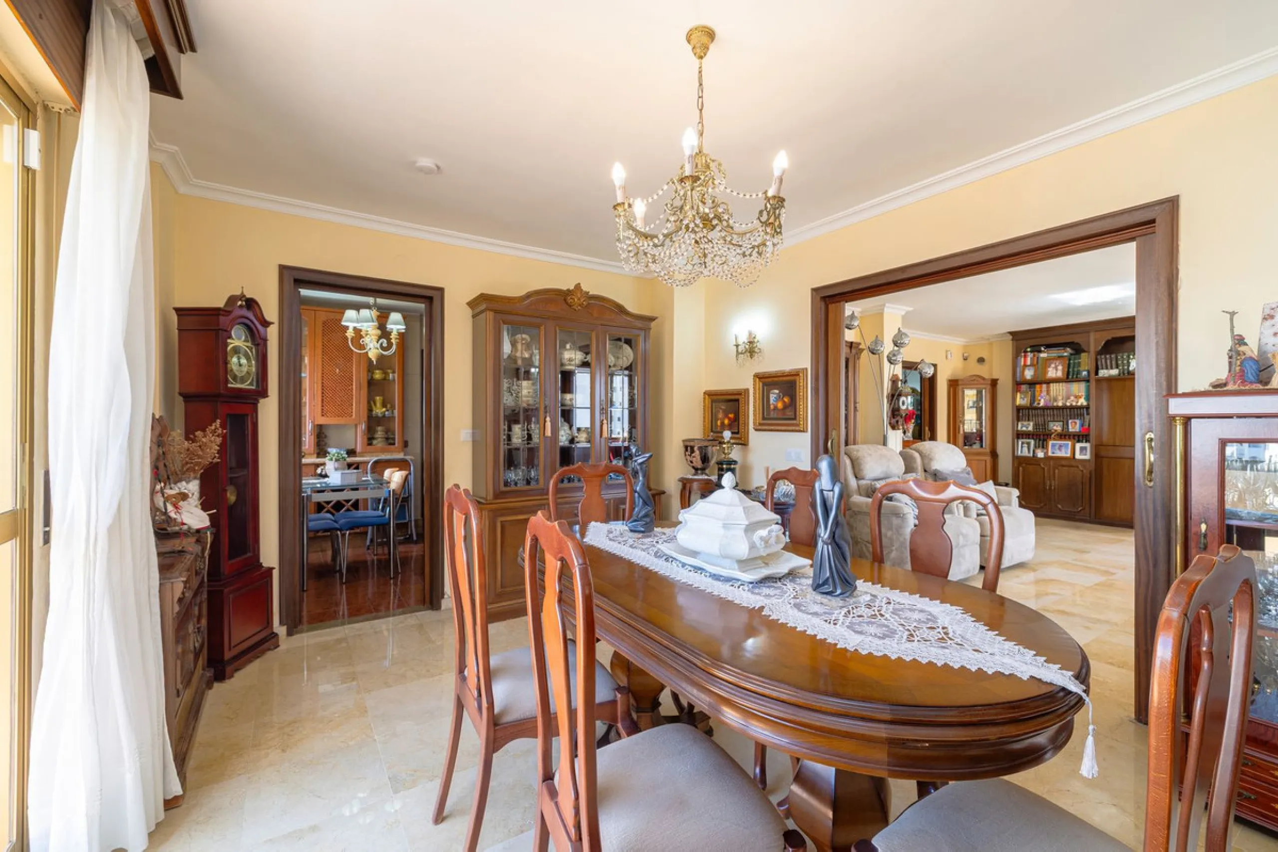 Discover your new home just a few steps from the sea! This spectacular flat for sale, with a surface area of 207 m², offers everything you need to enjoy a comfortable and relaxing life. Located in a privileged area, close to all services, this property ha