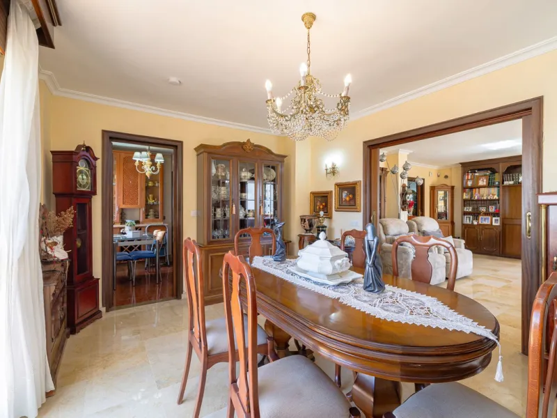 Discover your new home just a few steps from the sea! This spectacular flat for sale, with a surface area of 207 m², offers everything you need to enjoy a comfortable and relaxing life. Located in a privileged area, close to all services, this property ha
