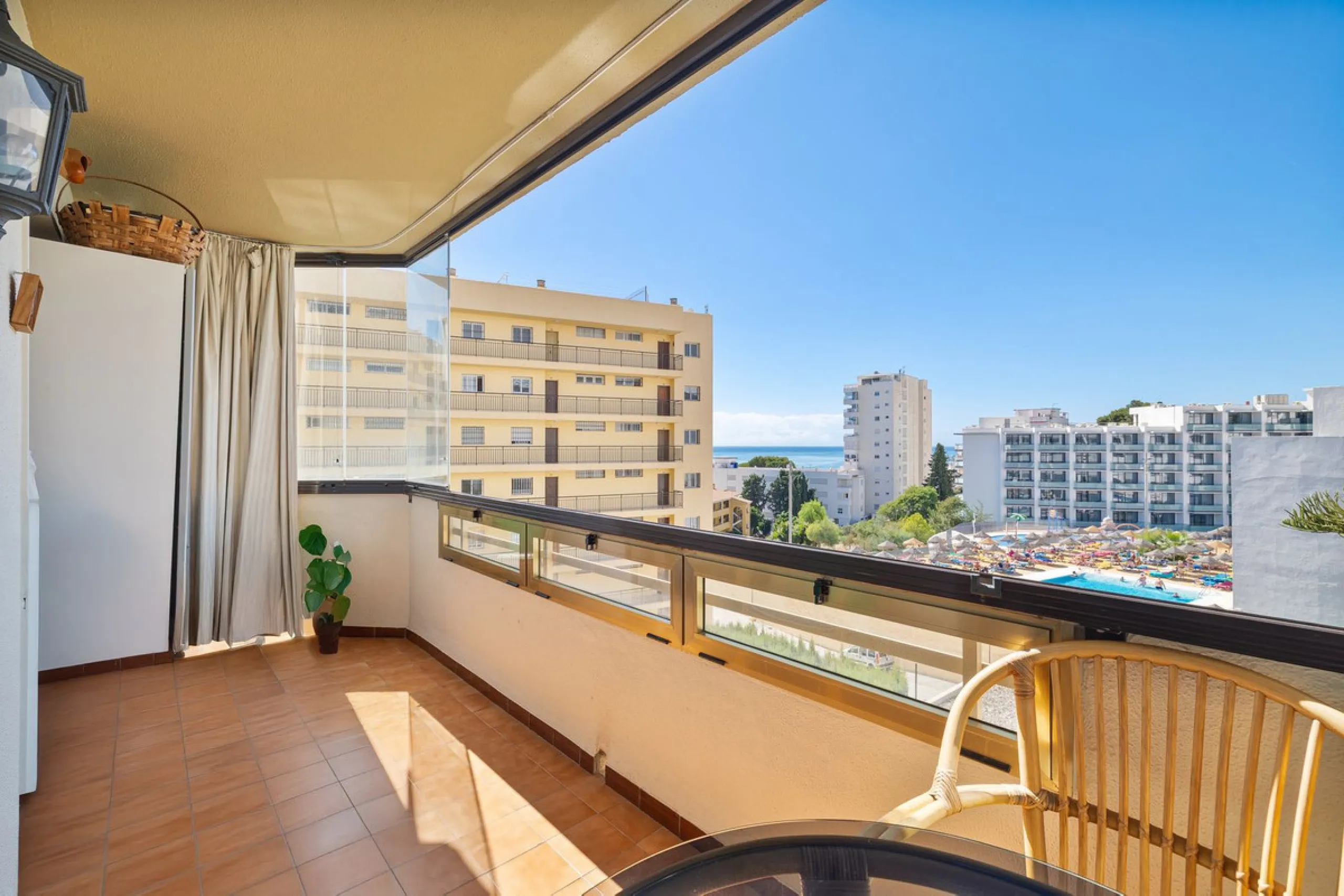 Discover your new home just a few steps from the sea! This spectacular flat for sale, with a surface area of 207 m², offers everything you need to enjoy a comfortable and relaxing life. Located in a privileged area, close to all services, this property ha