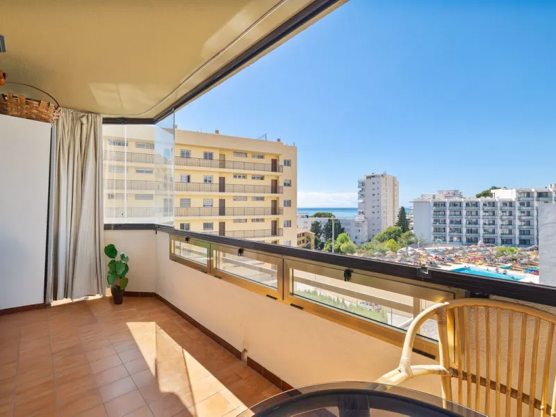 Discover your new home just a few steps from the sea! This spectacular flat for sale, with a surface area of 207 m², offers everything you need to enjoy a comfortable and relaxing life. Located in a privileged area, close to all services, this property ha